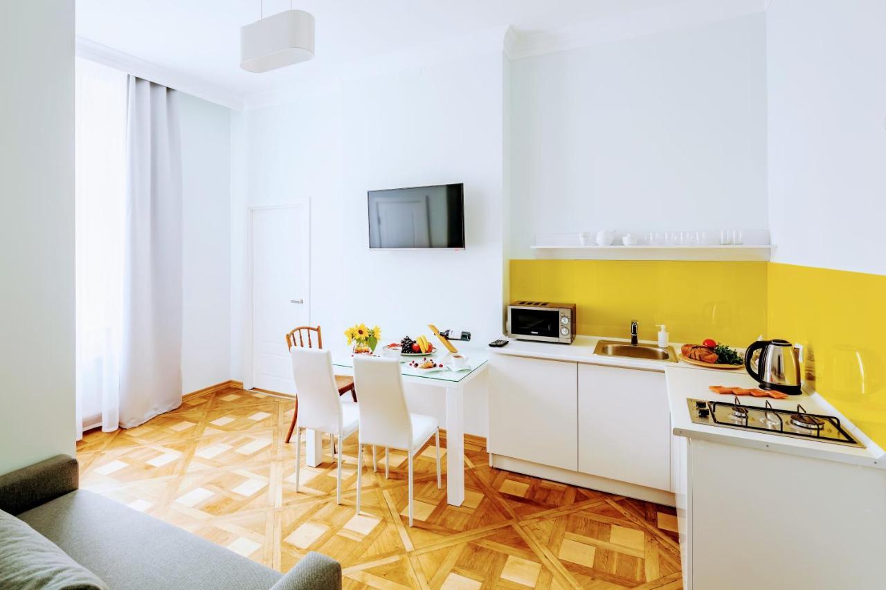 Family Apartments In Lviv Center With Balcony المظهر الخارجي الصورة